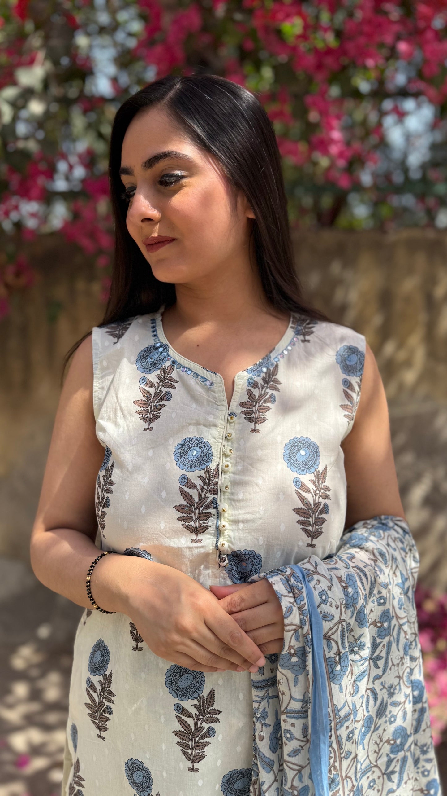 Raha White Sleeveless Suit