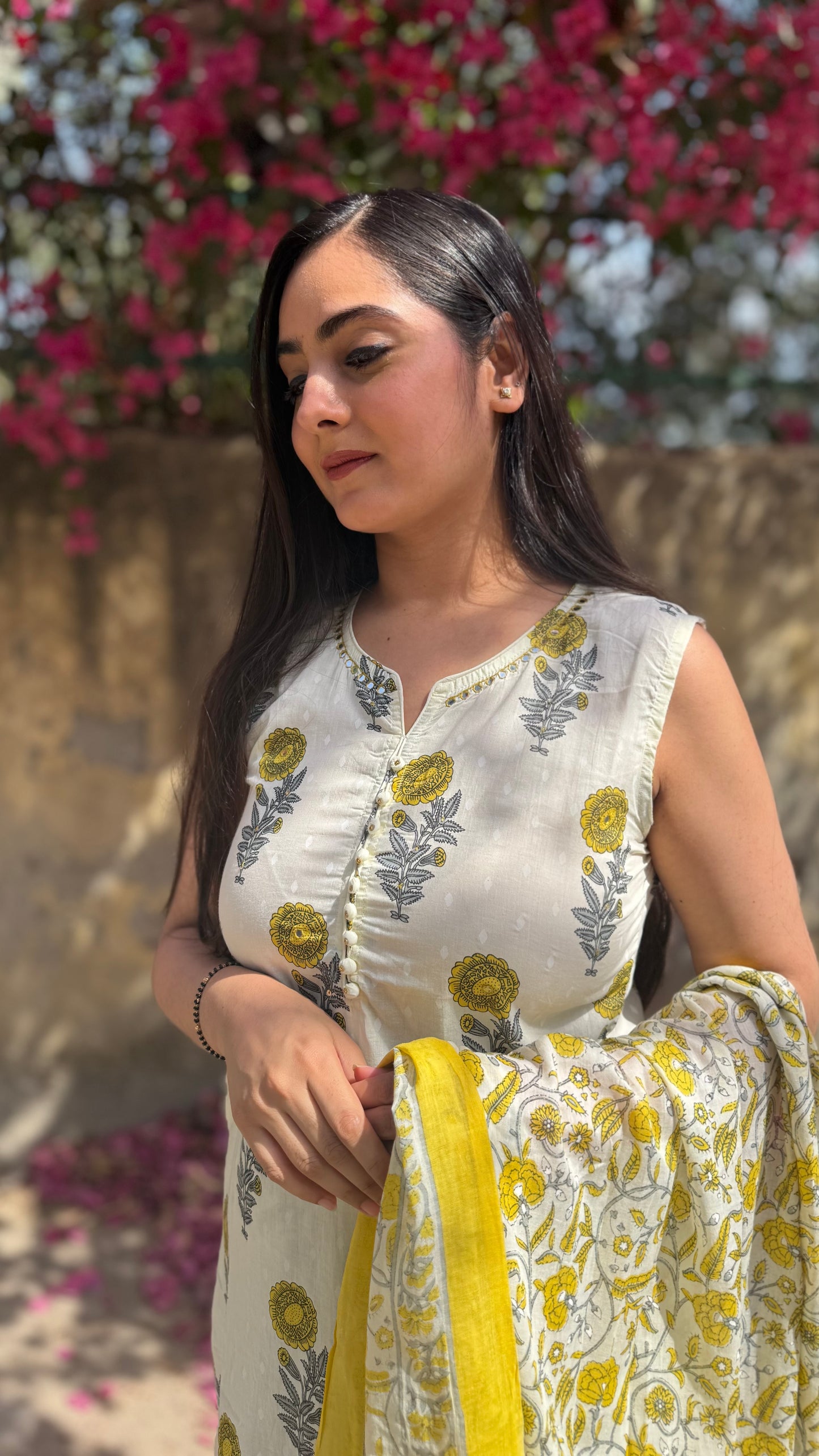 Raha White Sleeveless Suit