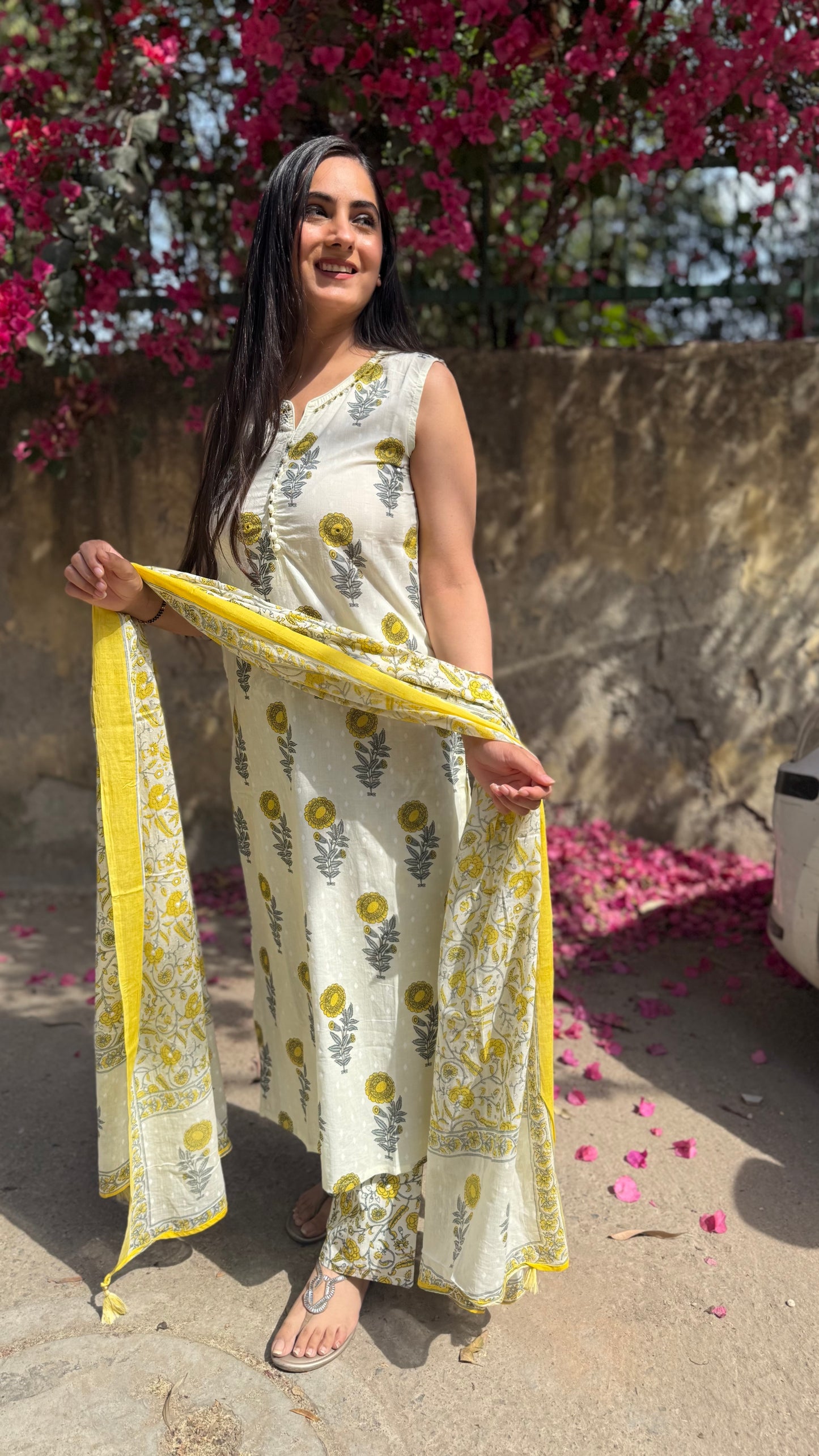Raha White Sleeveless Suit