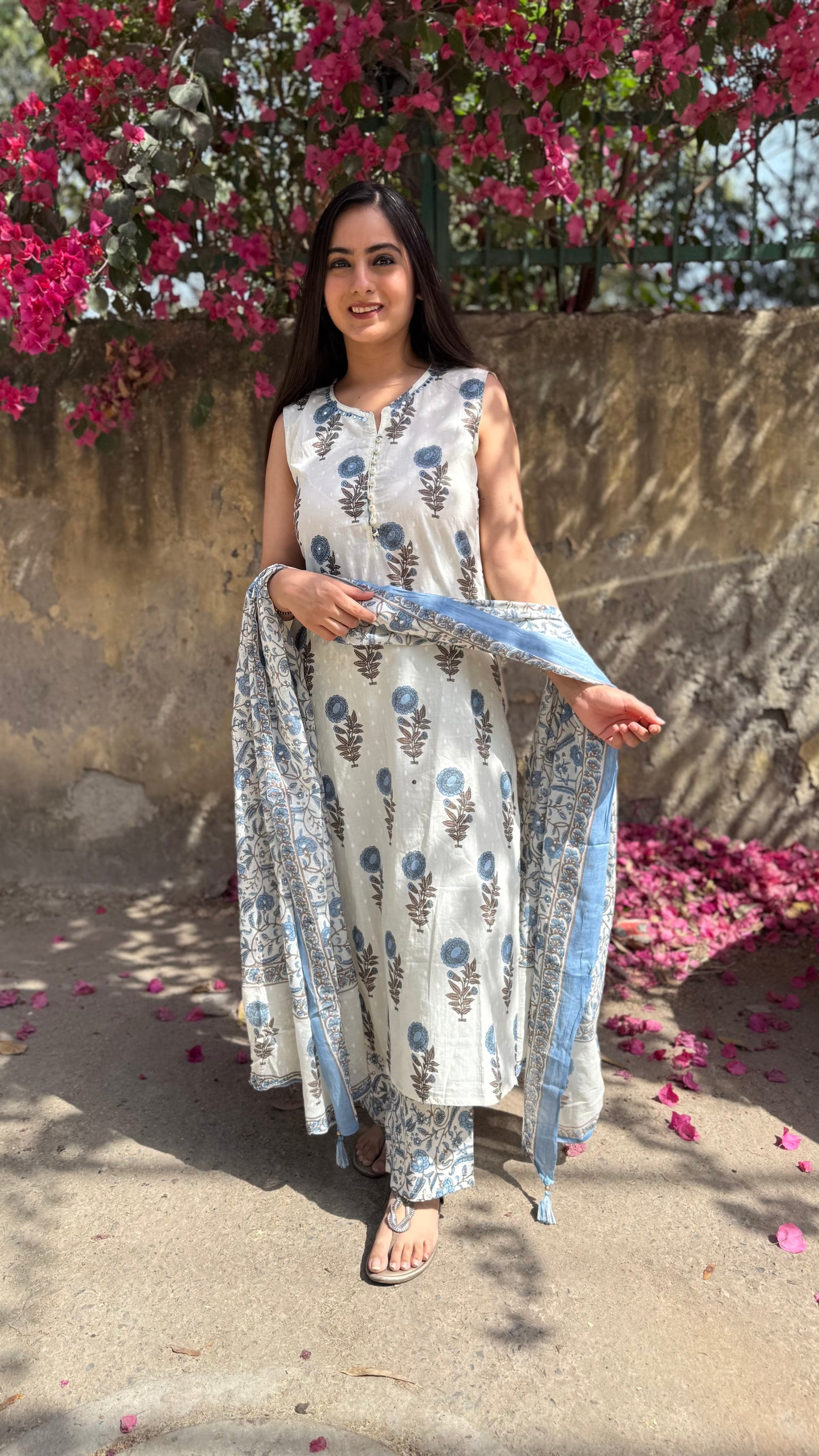 Raha White Sleeveless Suit