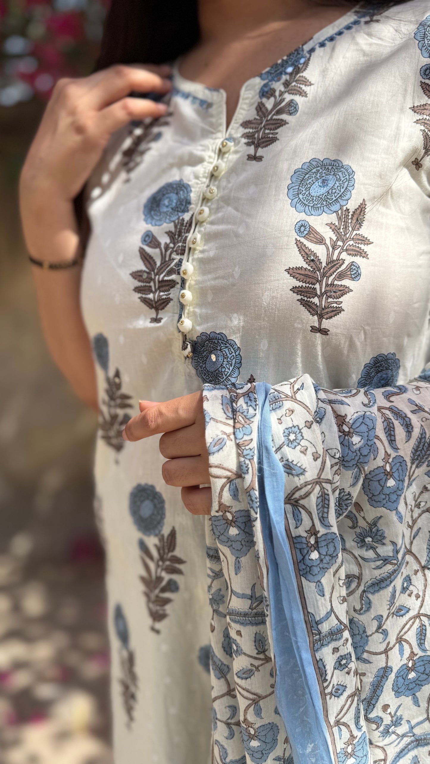 Raha White Sleeveless Suit