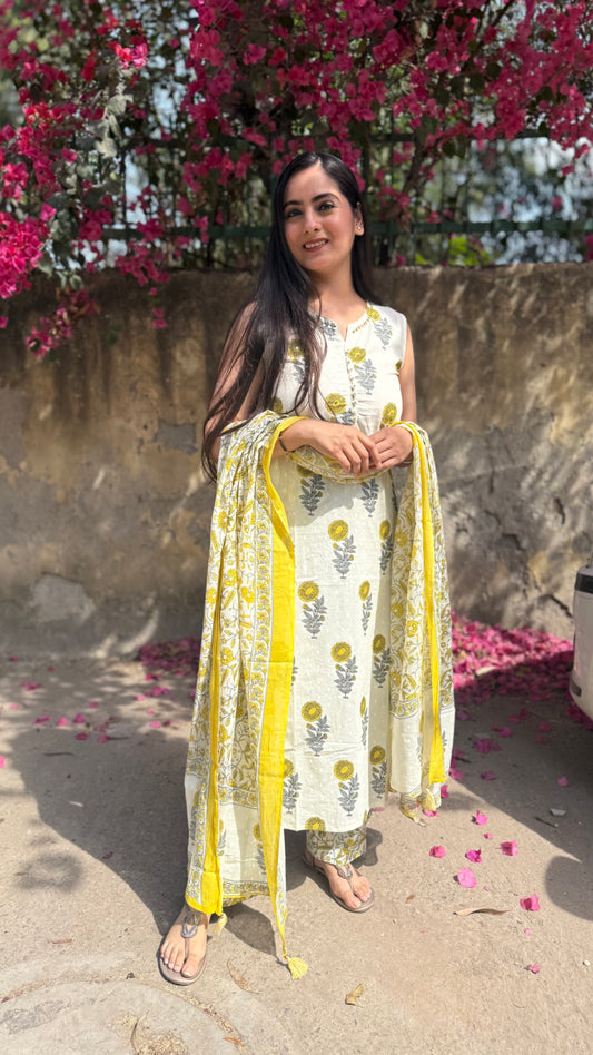 Raha White Sleeveless Suit