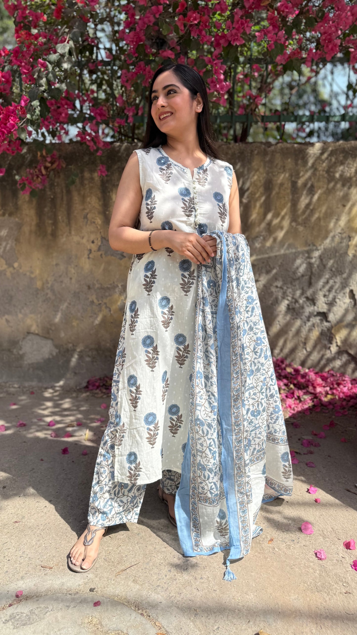 Raha White Sleeveless Suit
